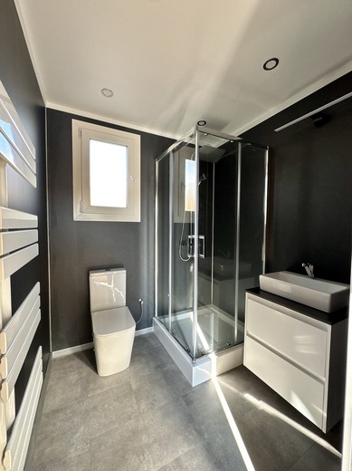 Mobile Home Super Arktik – Modern Bathroom with Fixtures