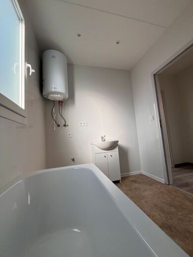 Mobile Home Bathroom with Bathtub