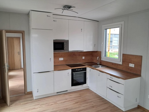 Biela kuchynská linka Tília v tvare L | moderný dizajn pre mobilný dom