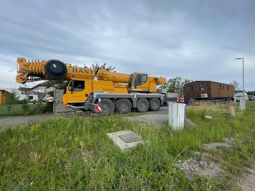 crane-during-installation-of-super-arktik-mobile-home.JPG