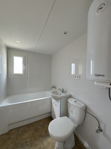 fully-equipped-bathroom-with-bathtub.JPG