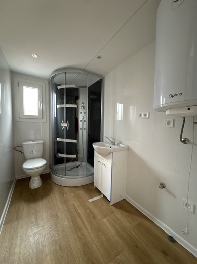 Mobile Home Bathroom | Fully Equipped Interior