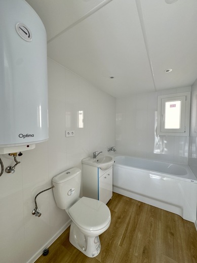 Mobile Home Bathroom with Bathtub | Fully Furnished