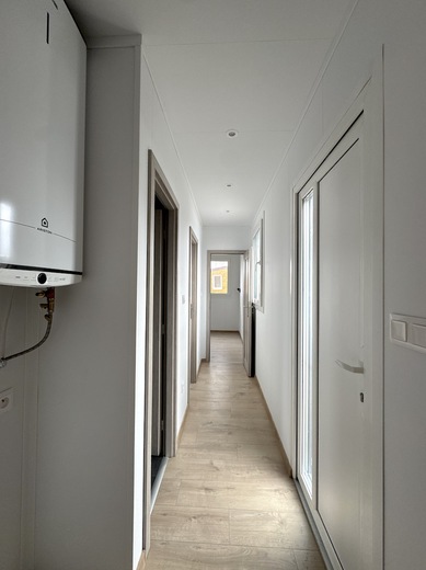 Super Arktik Family Mobile Home – Functional Hallway