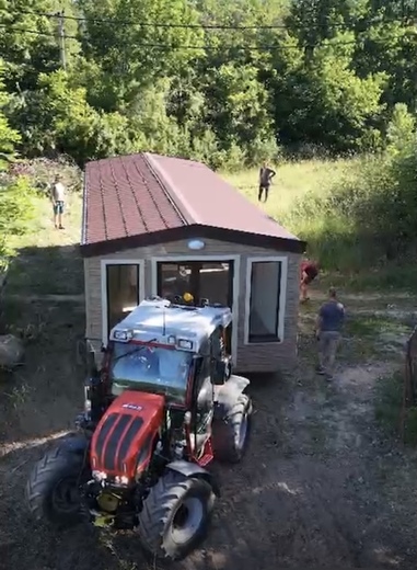 handling-mobile-home-with-tractor.jpg