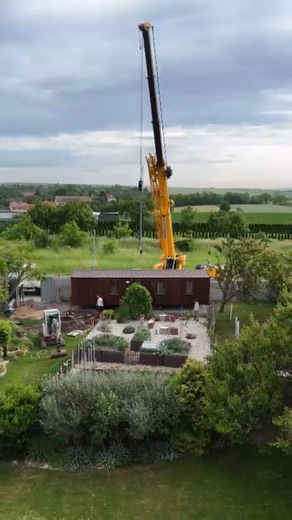 installation-of-mobile-home-on-site-using-crane.jpg
