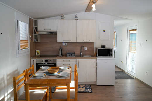 Kuchyňa Cora v tvare I pre mobilný dom | Moderný dizajn a efektívne využitie priestoru