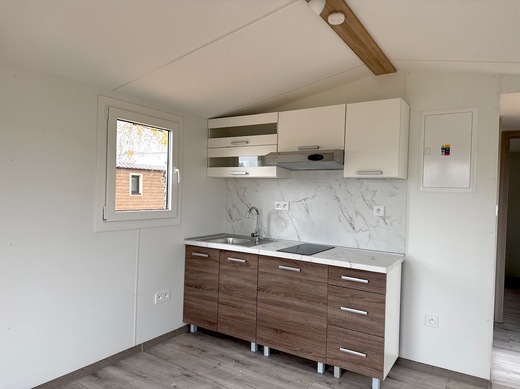 Kuchyňa Anika v mobilnom dome Super Arktik Economy | Efektívny dizajn a praktické riešenia