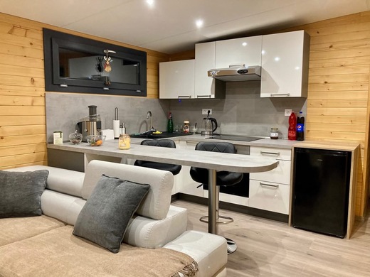 Kuchyňa Iris biela v tvare L | moderná kuchynská linka do mobilného domu