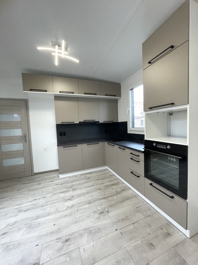 Kuchyňa Iris v tvare L pre mobilný dom | Moderný dizajn a praktickosť