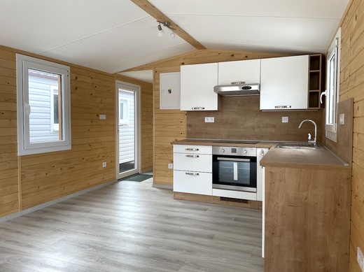 Kuchyňa Smile - biele dvierka, pracovná doska Dub Arlington | Mobilheim s moderným dizajnom