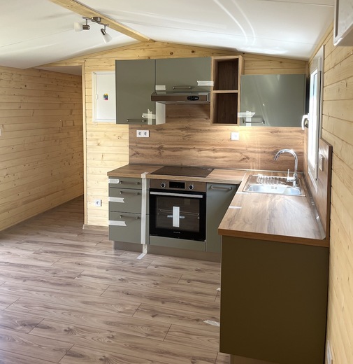 Kuchynská linka Ester pre mobilheim | Moderný dizajn a praktické riešenia