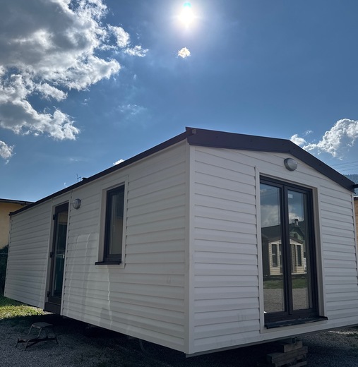 Malý biely mobilný dom Super Arktik Economy – moderný dizajn, ideálny pre kompaktné bývanie