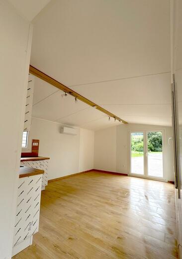 Modern Mobile Home Living Area – Efficient & Inviting Design