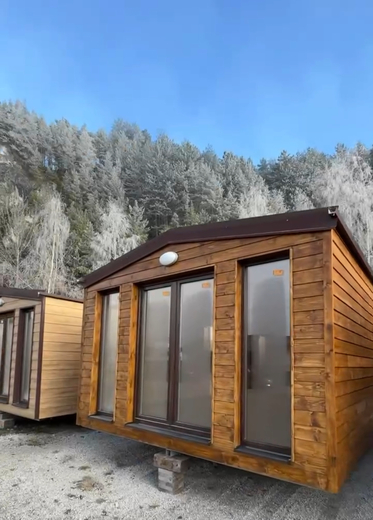 Nuss Clad Mobile House – Brown Frames and Roof