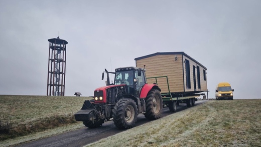 mobilny-dom-doprava-traktrom.jpg