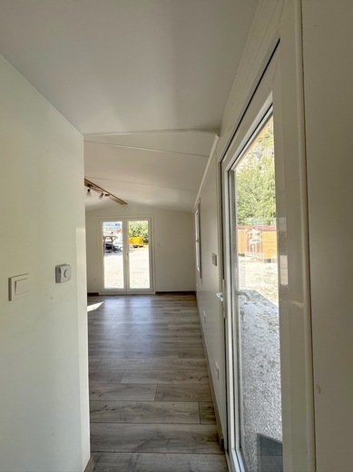 Chodba v mobilnom dome Super Arktik Economy 8x4m – praktický a moderný dizajn