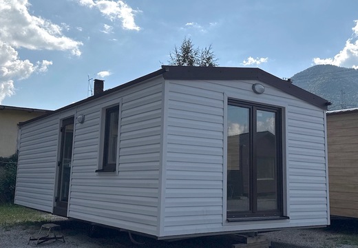 Exteriér mobilného domu Super Arktik Economy 8x4m – moderný dizajn a kvalitná konštrukcia