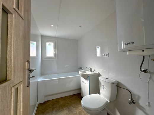 Kúpeľňa v mobilnom dome Super Arktik Economy 8x4m – moderné a funkčné vybavenie