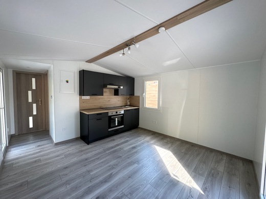 Obývacia izba v mobilnom dome Super Arktik Economy 8x4m – moderný a priestranný interiér