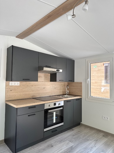 Sivá kuchyňa v mobilnom dome Super Arktik Economy 8x4m – moderný a štýlový dizajn