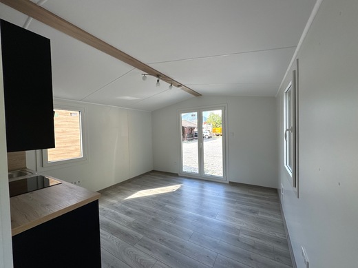 Výstup na terasu mobilného domu Super Arktik Economy 8x4m – pohodlný prístup z interiéru