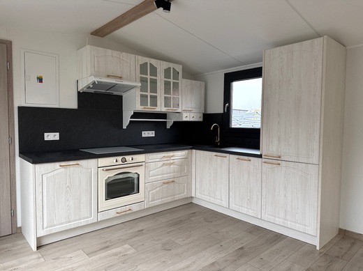 Kuchynská linka Bibiana v tvare L | mobilný dom s rustikálnym štýlom