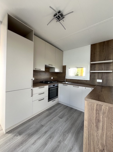 Kuchyňa Iris v tvare U pre mobilný dom | Efektívny dizajn a maximálny priestor