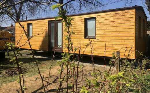 Vinica s mobilným domom