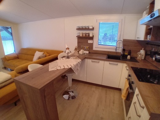 Moderná kuchyňa v mobilnom dome | Funkčný dizajn a štýlové riešenia