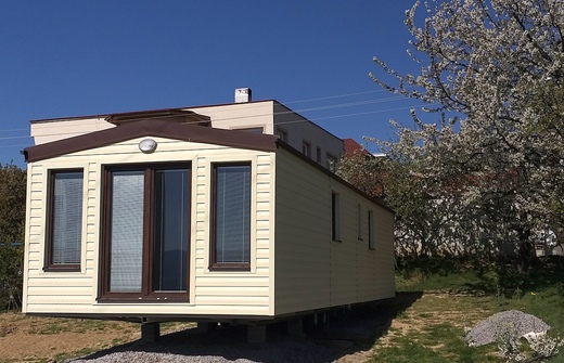 Osadenie mobilheimu na betonove patky.jpeg