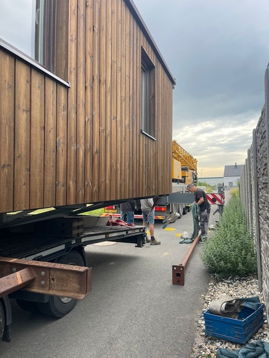 securing-mobile-home-for-crane-lifting.JPG