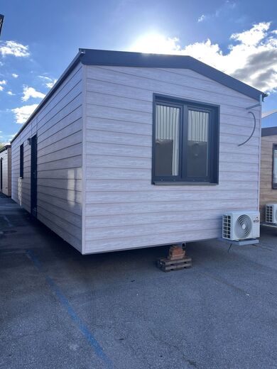 Super Arktik Mobile Home – Side View