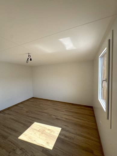 Spacious Bedroom in Mobile Home | Interior