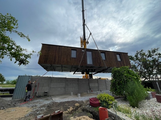 super-arktik-mobile-home-during-crane-installation.JPG